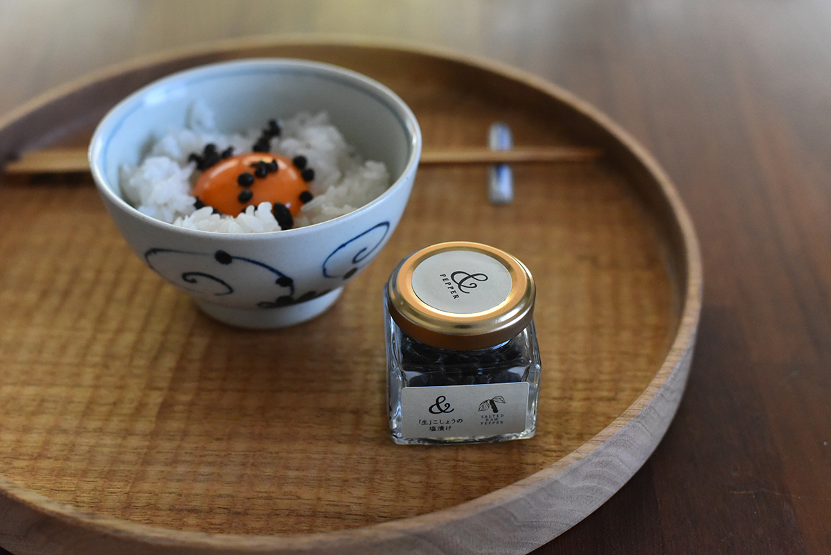 一度食べるとクセになる！　「生」こしょうの塩漬け