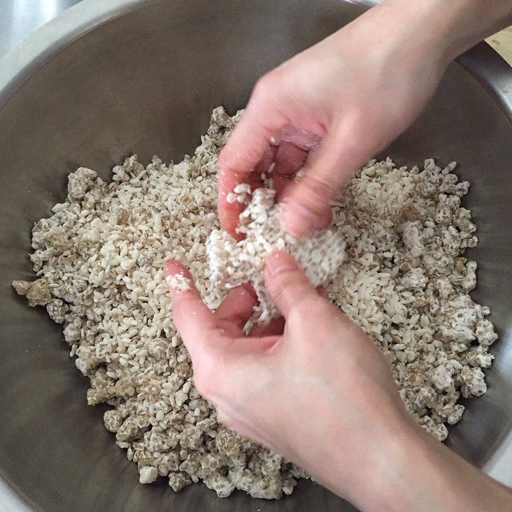 麹香さんの味噌仕込み～米麹と麦麹の合わせ味噌～