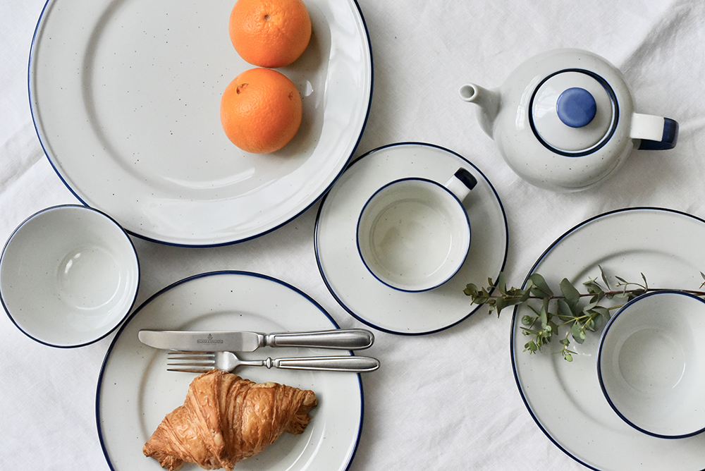 春を感じるブルーラインの器　Manses Design